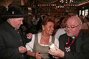 Willy Heide (li.) schenkte Bischof Marx zur Wiesnpremiere eine der geweihten Wiesn-Kerzen aus Maria Eich (FFoto: MartiN Schmitz)